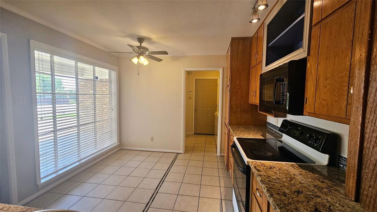 801 Livingston Dr - Photo 3 of 15