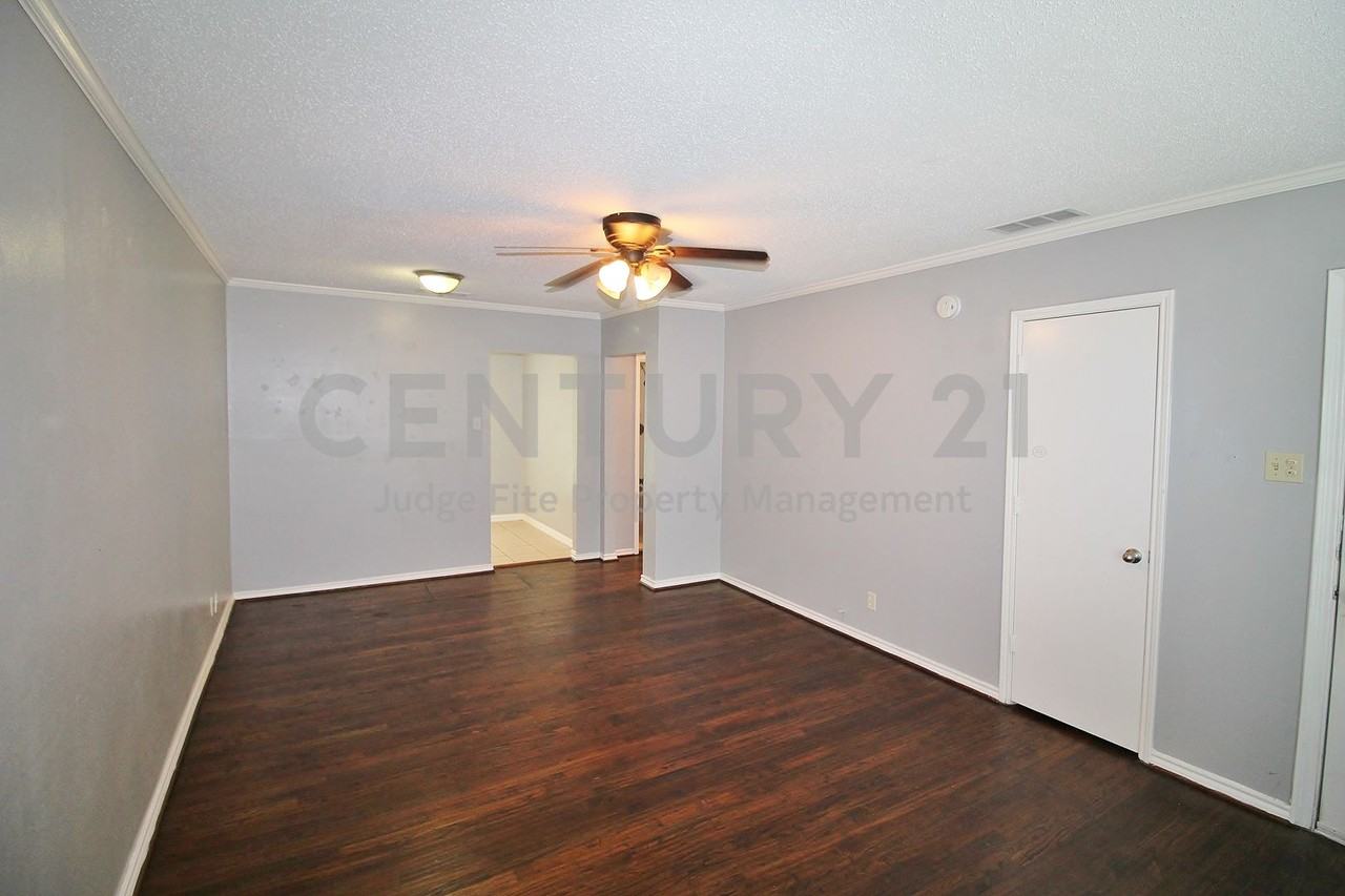 1225 Lakeside Dr - Photo 2 of 11