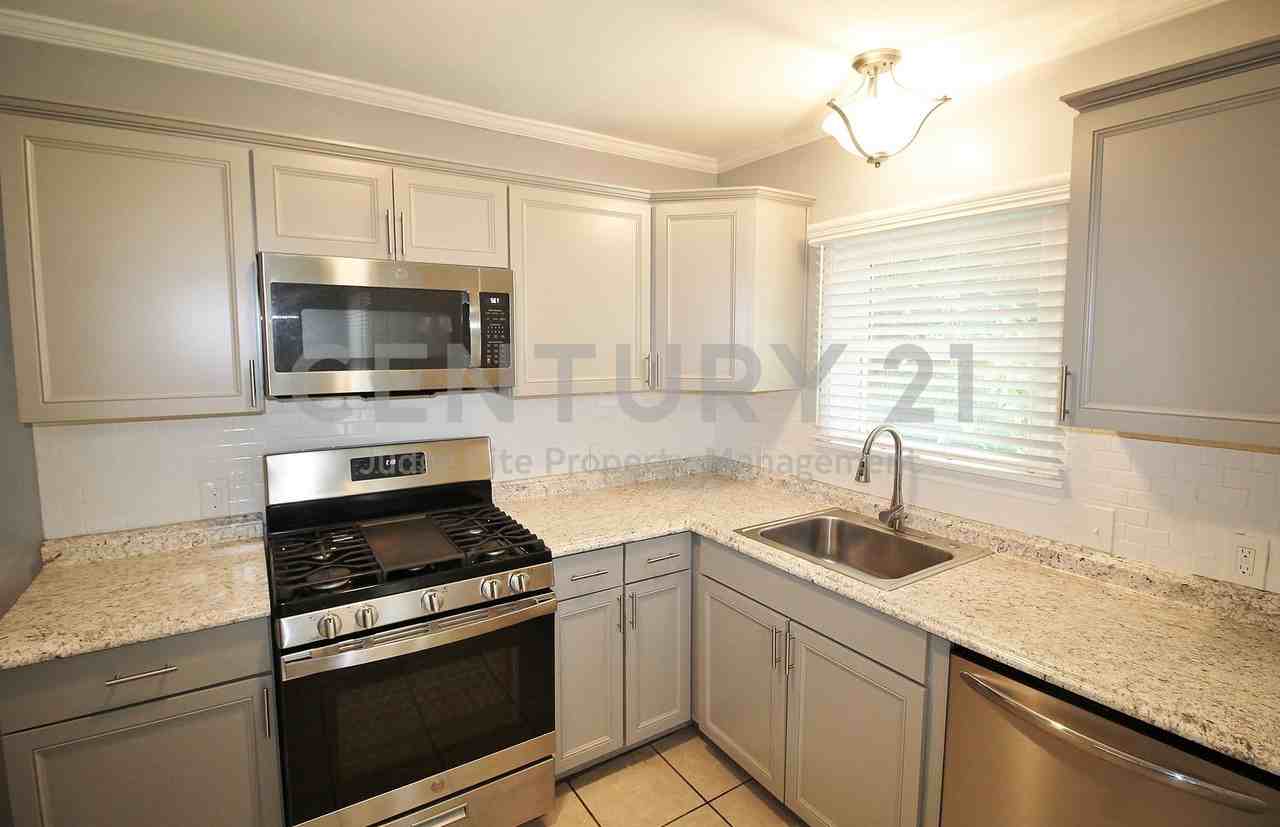 1225 Lakeside Dr - Photo 3 of 11