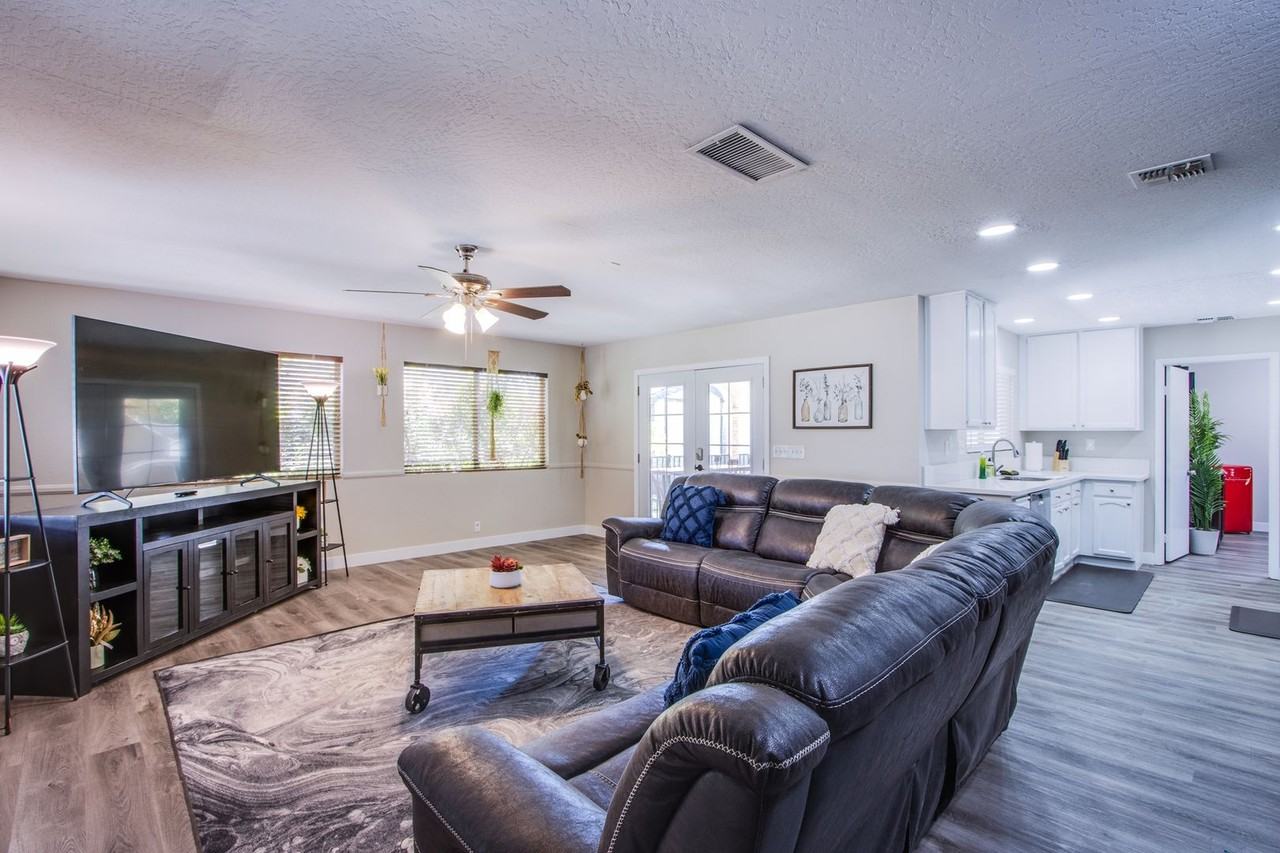 2342 Viewcrest Rd - Photo 3 of 31