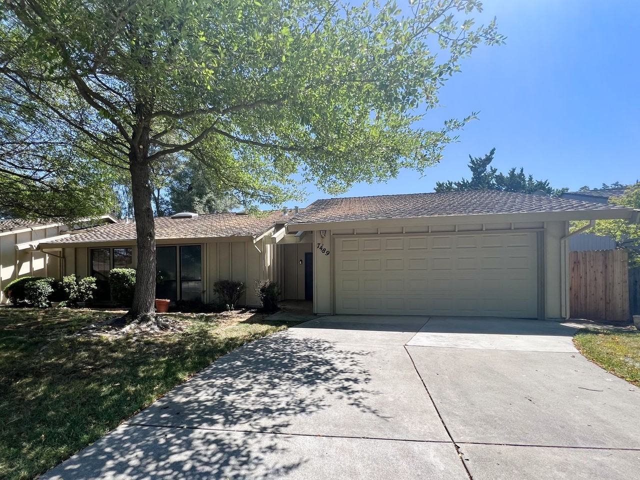 7489 Maple Tree Way - Photo 3 of 37