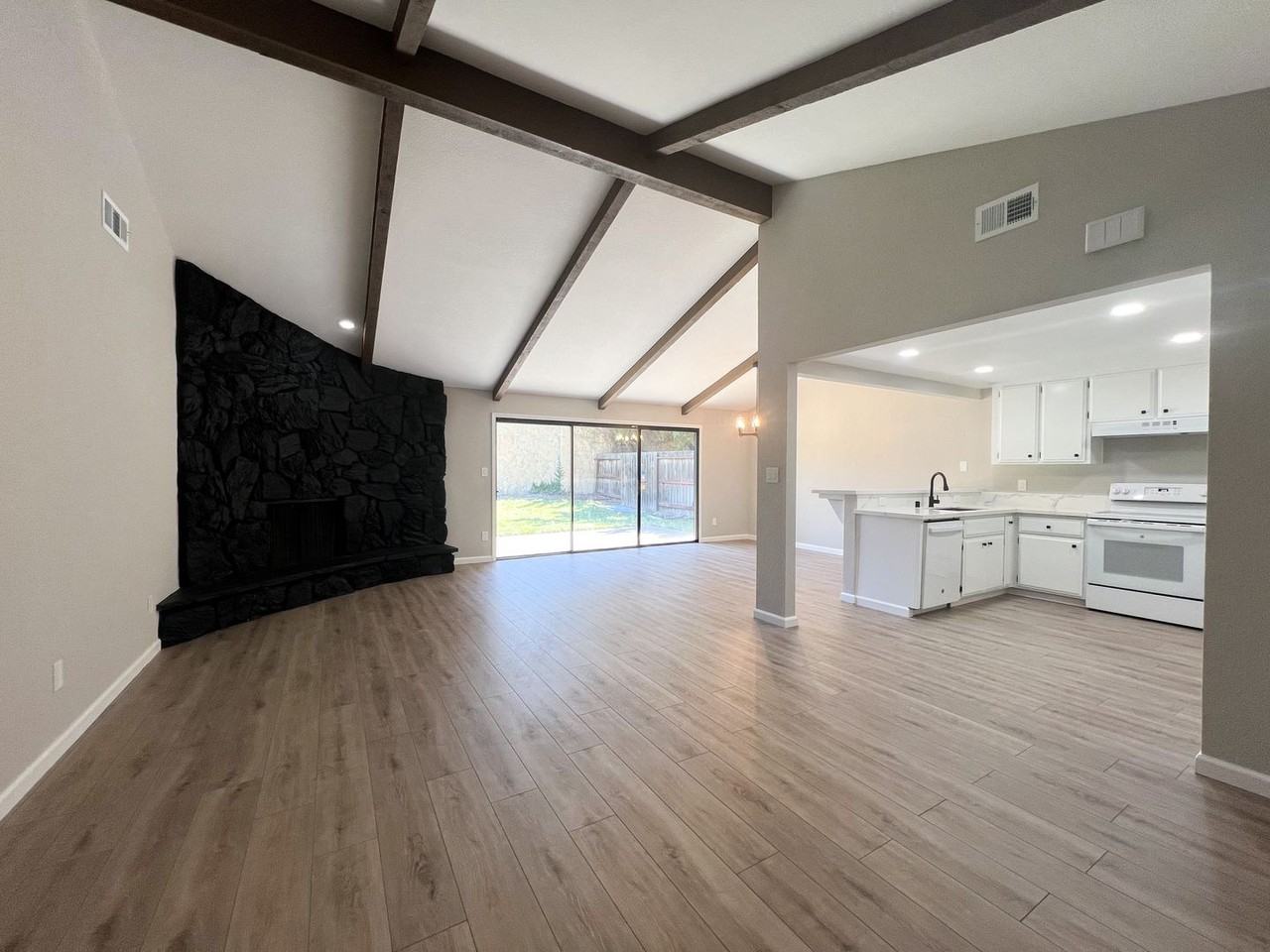 7489 Maple Tree Way - Photo 6 of 37