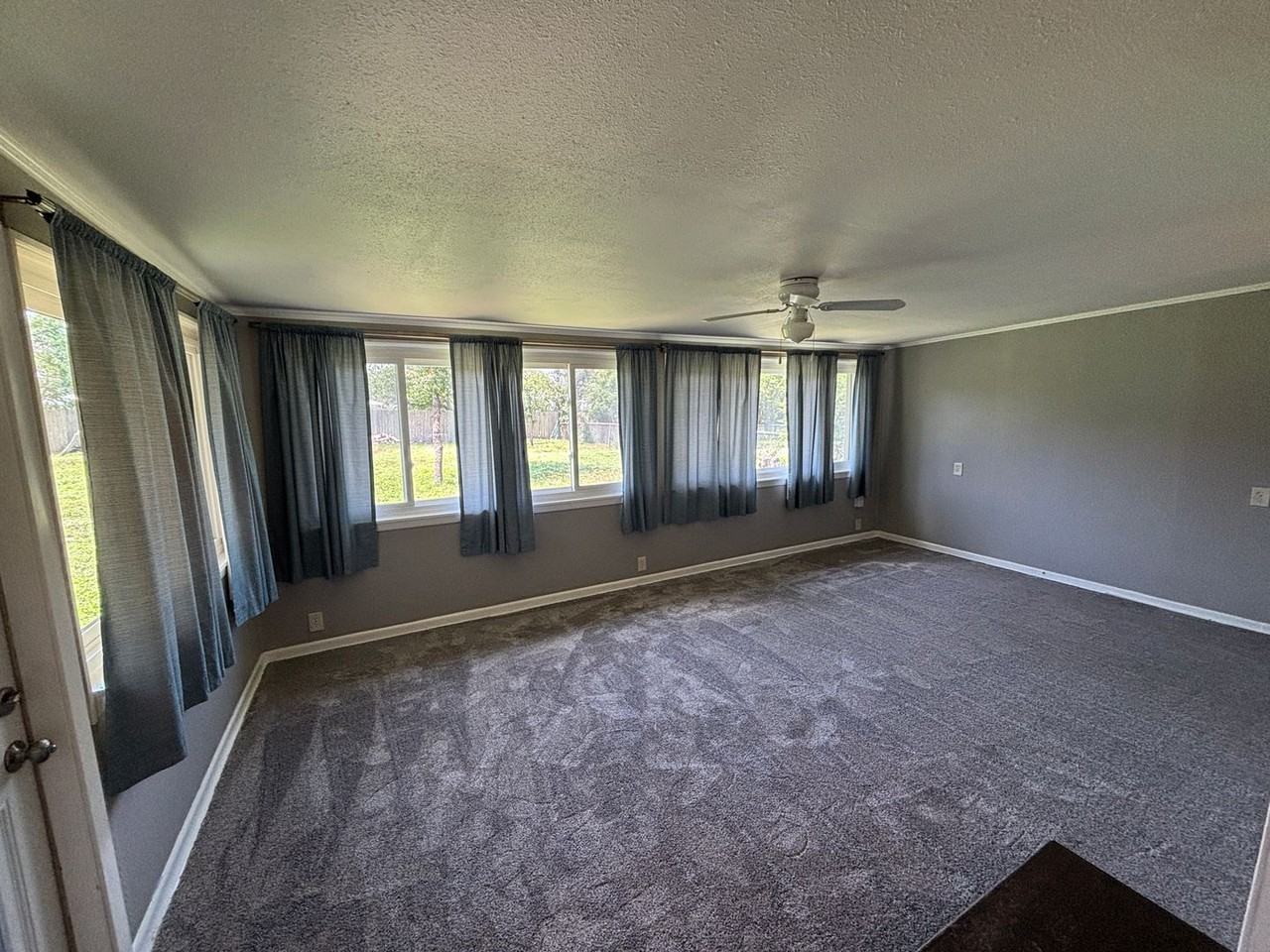 318 Sprucewood Ln - Photo 4 of 19
