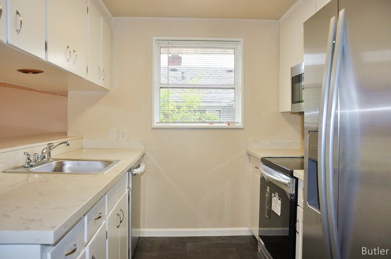 7506 26th Ave Ne - Photo 3 of 24