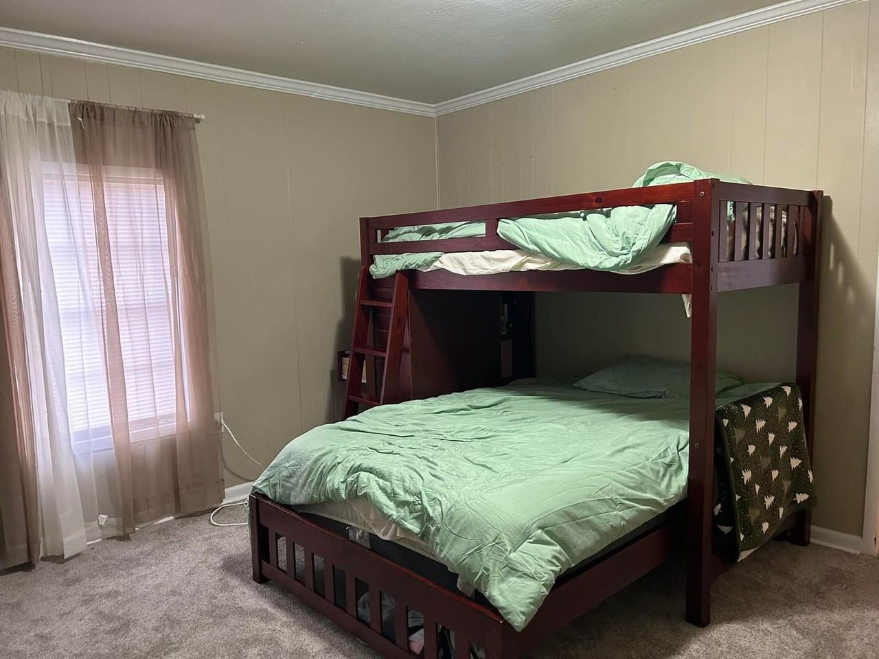 105 Mckinnon St - Photo 5 of 7