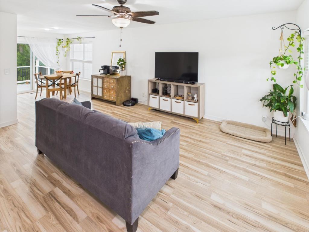 904 Summit Rd - Photo 2 of 19