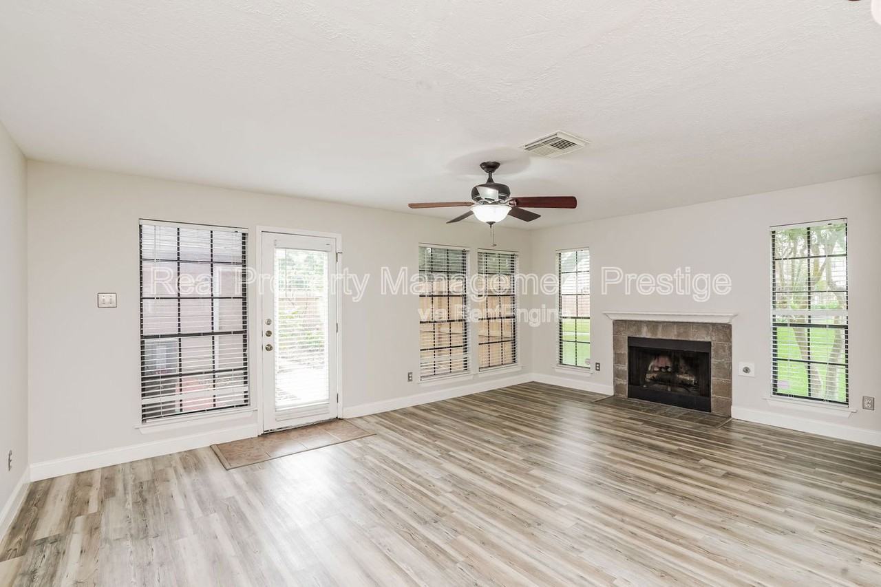 17263 Saturn Ln - Photo 4 of 15