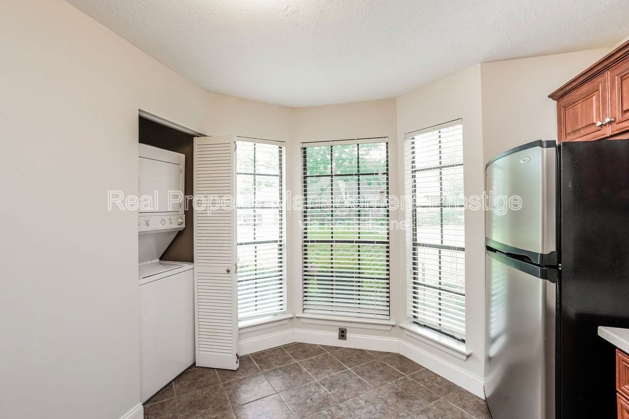 17263 Saturn Ln - Photo 5 of 15