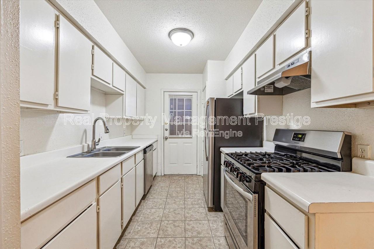 3006 Falk Ct - Photo 4 of 10