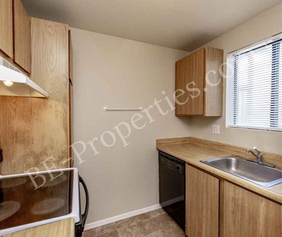 3428 I St Ne - Photo 5 of 24