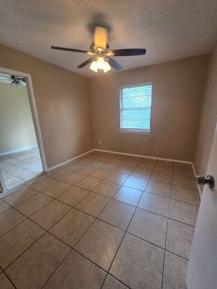 1012 Lynn St #B - Photo 2 of 3