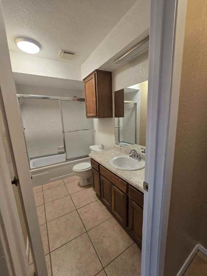 1012 Lynn St #B - Photo 3 of 3