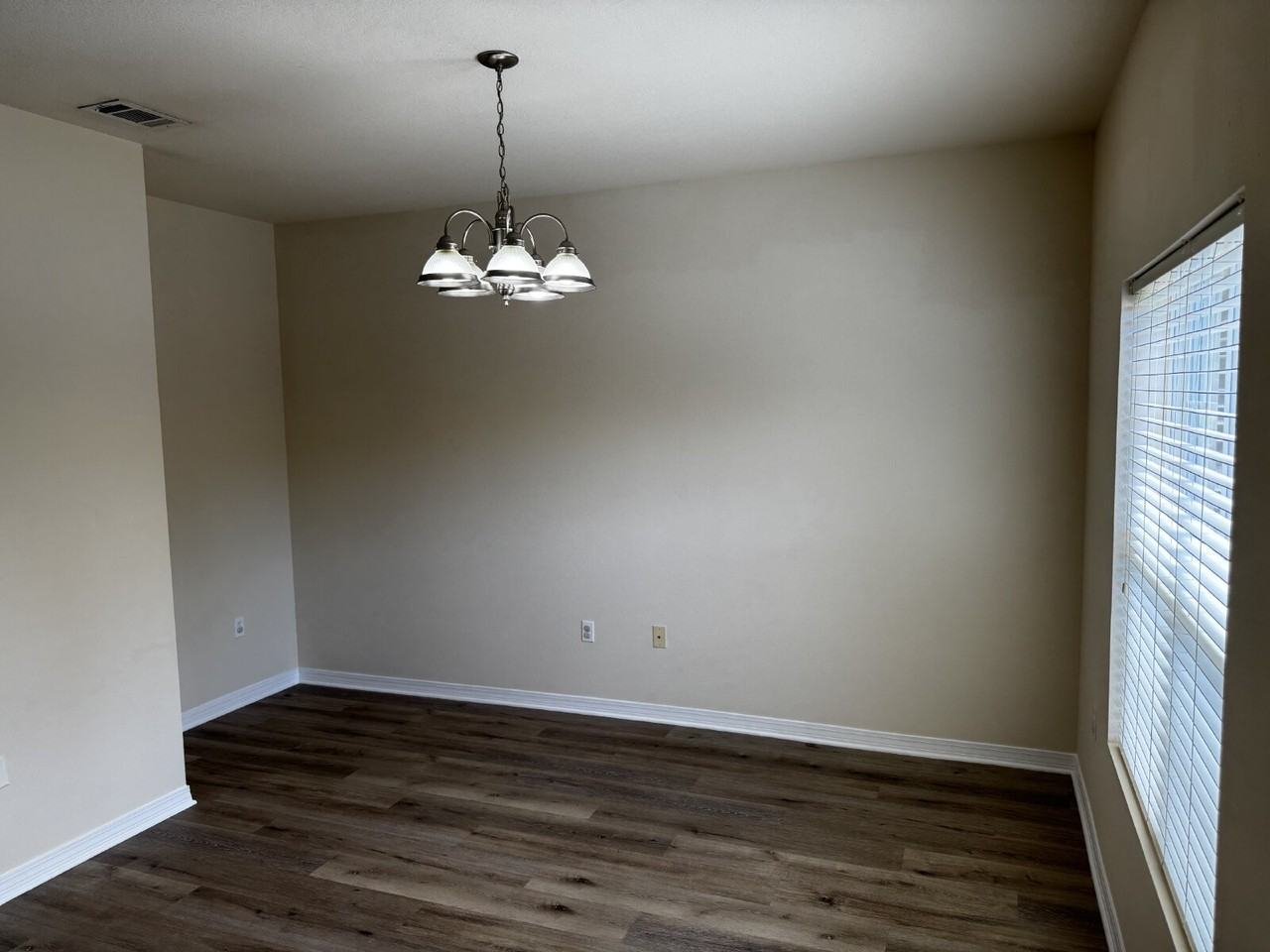 1512 Bentley Cir - Photo 3 of 12