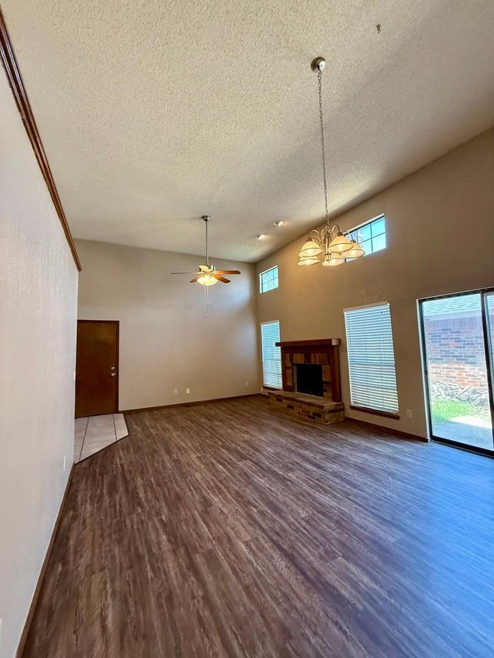 7714 Doris Dr - Photo 3 of 21