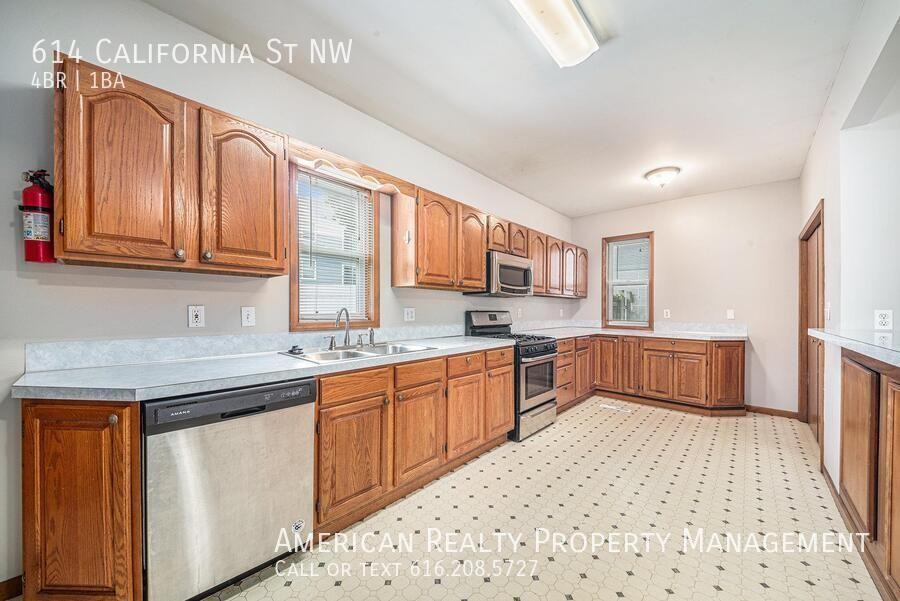 614 California St Nw - Photo 5 of 17