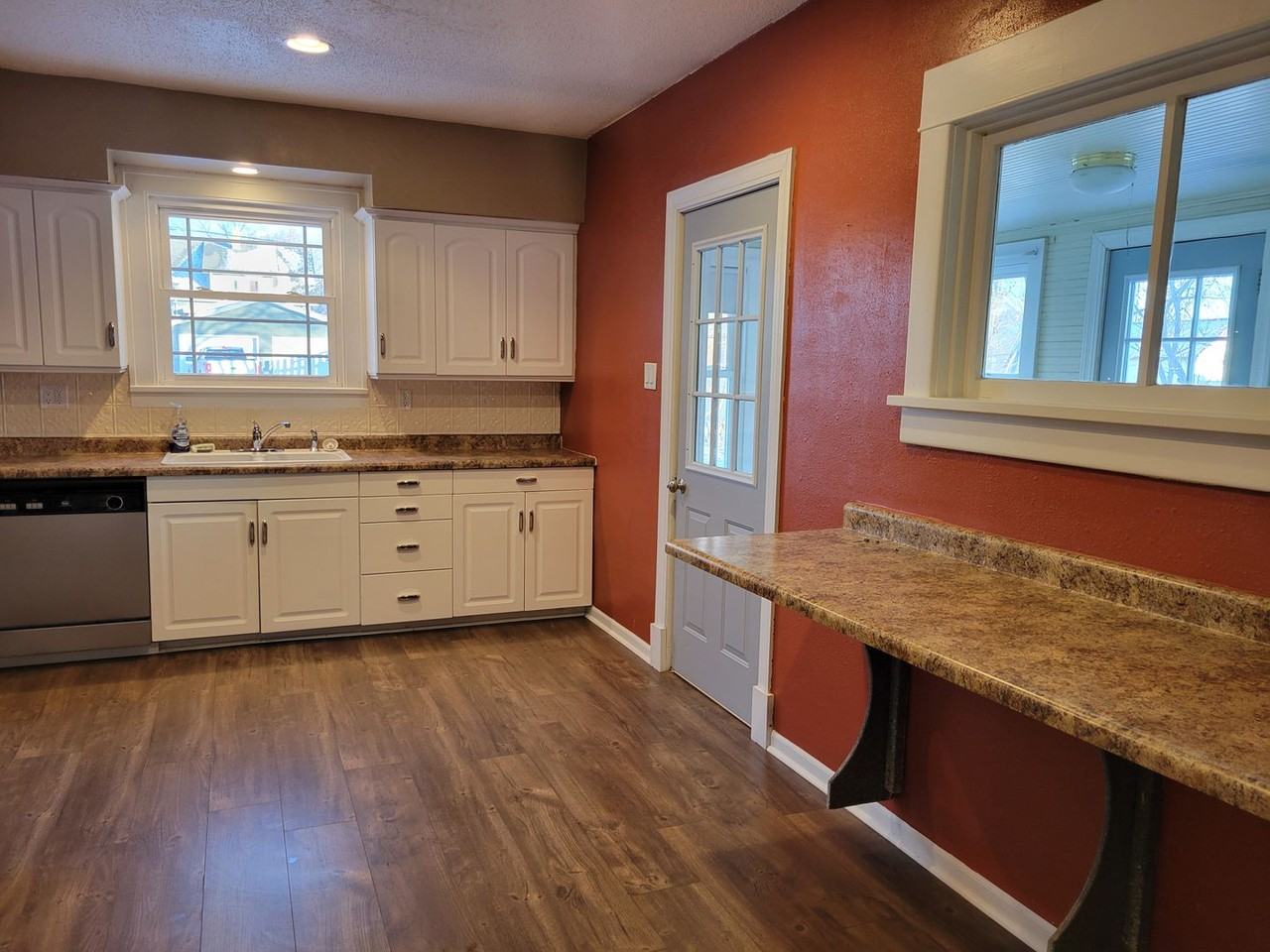 220 4th Ave Ne - Photo 3 of 19