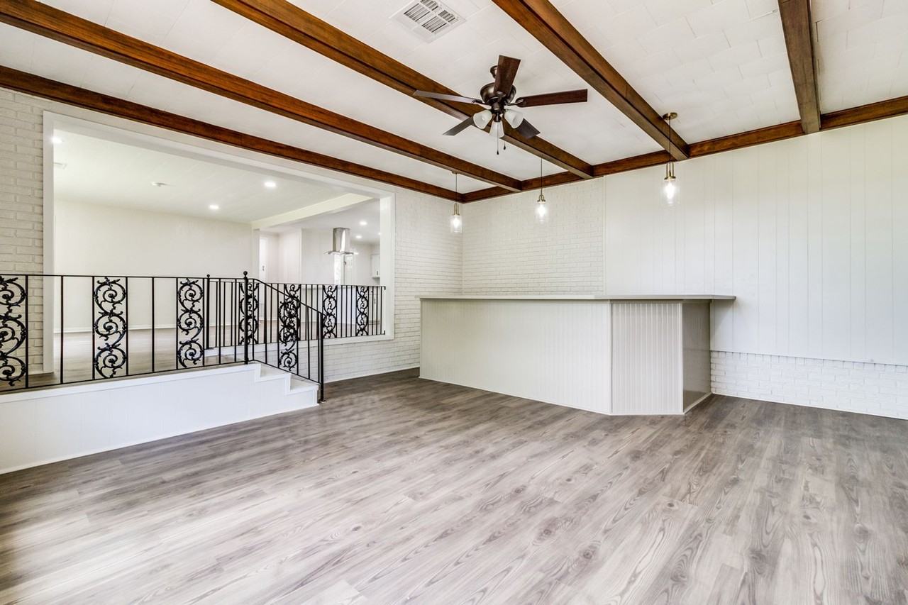 404 W Saint Mary St - Photo 2 of 9