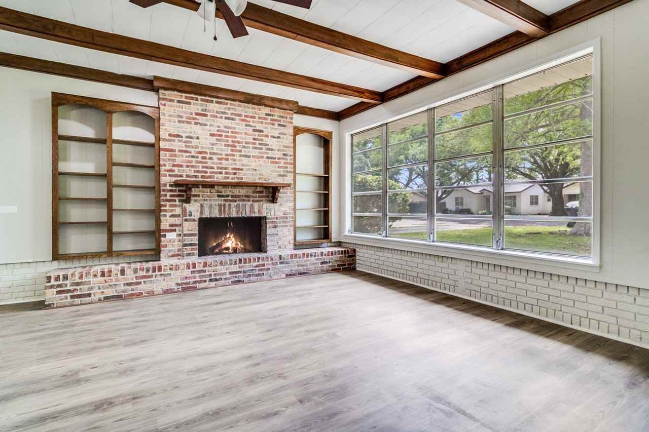 404 W Saint Mary St - Photo 3 of 9