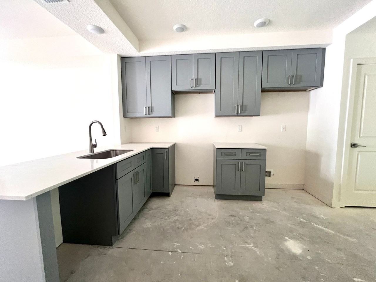 3164 Oleander Ave - Photo 3 of 10