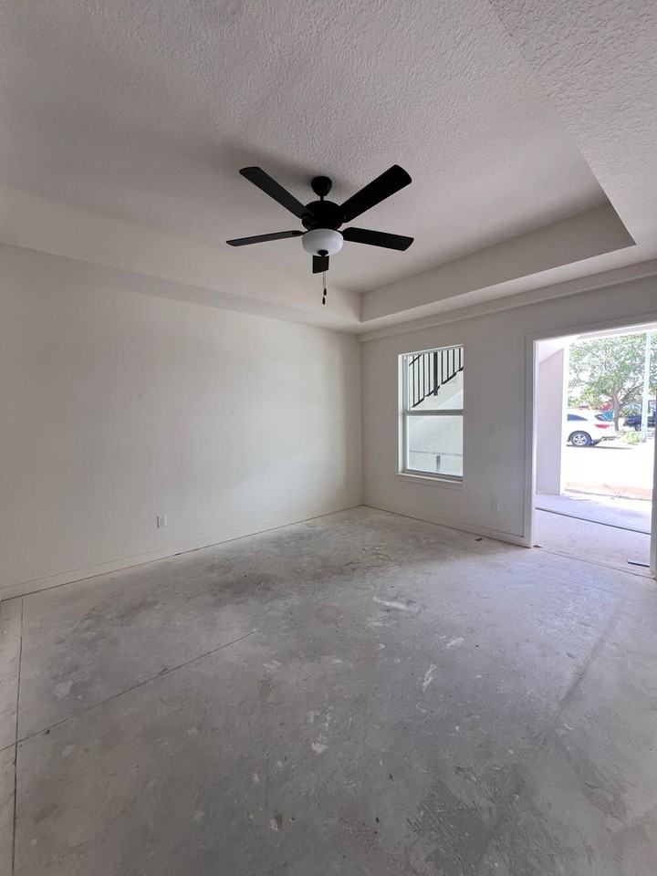 3164 Oleander Ave - Photo 5 of 10