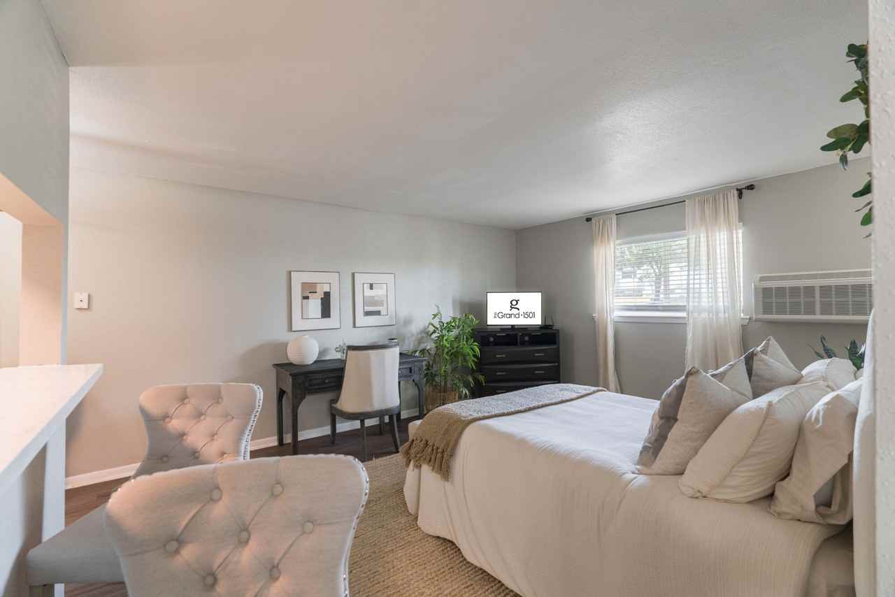 The Grand 1501 - Photo 4 of 35