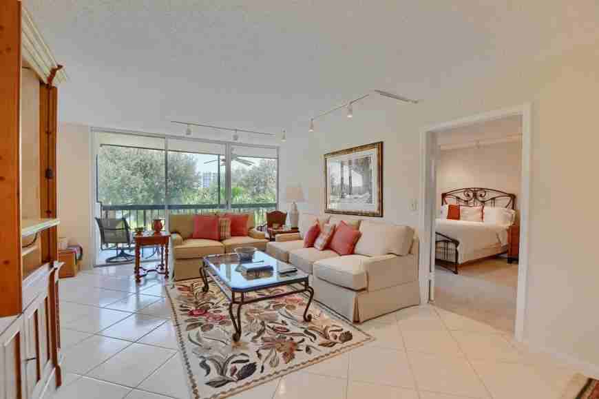 1731 Bridgewood Dr - Photo 2 of 10