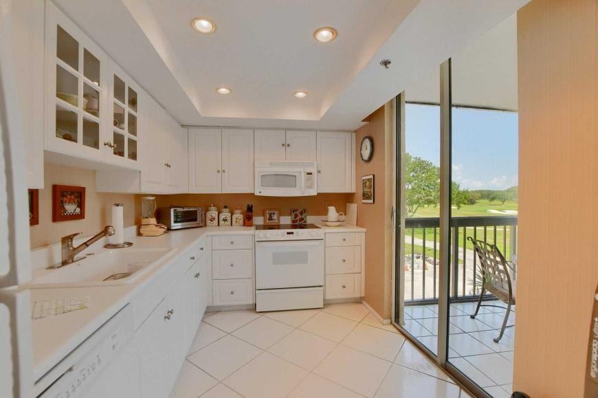 1731 Bridgewood Dr - Photo 3 of 10