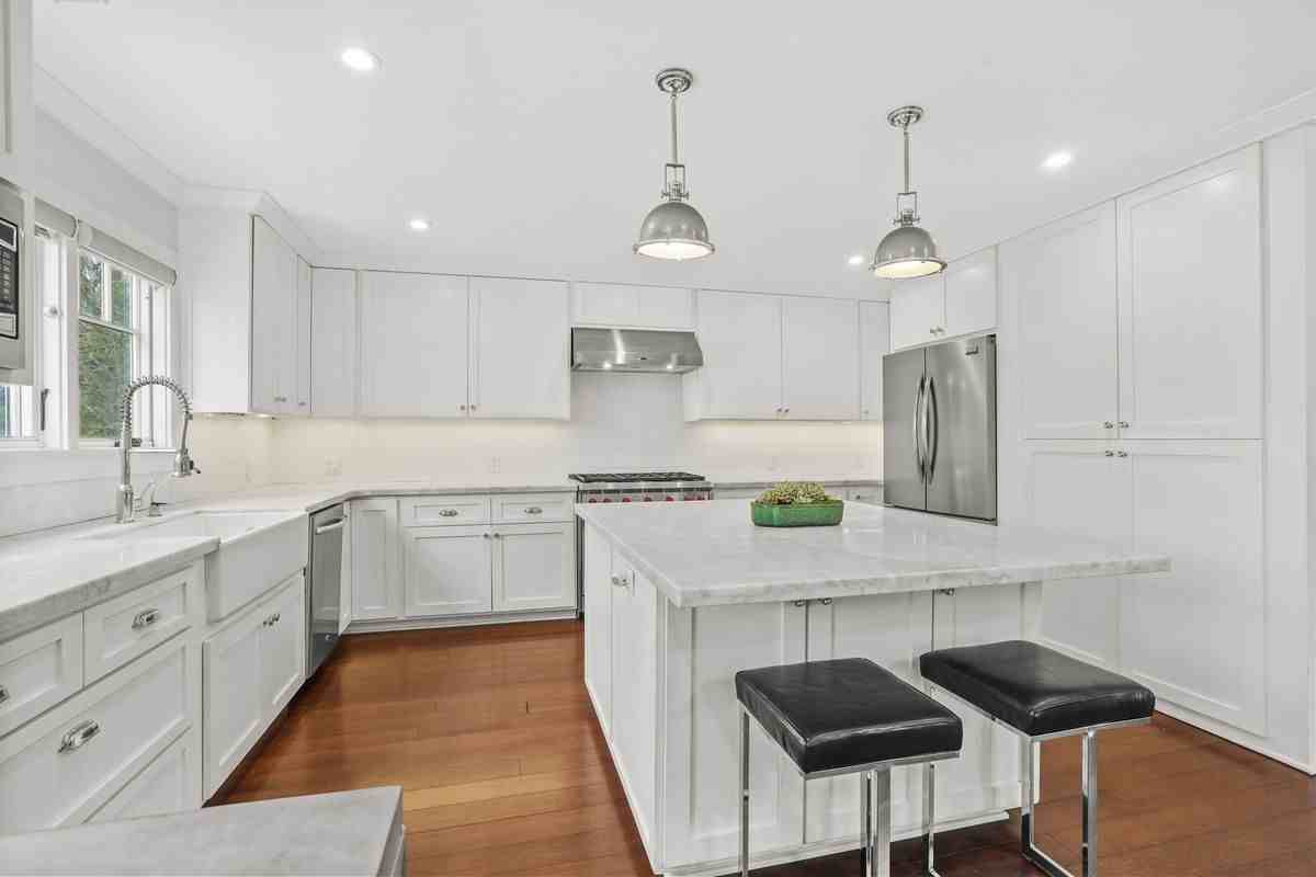 2520 Cliff Dr - Photo 2 of 39