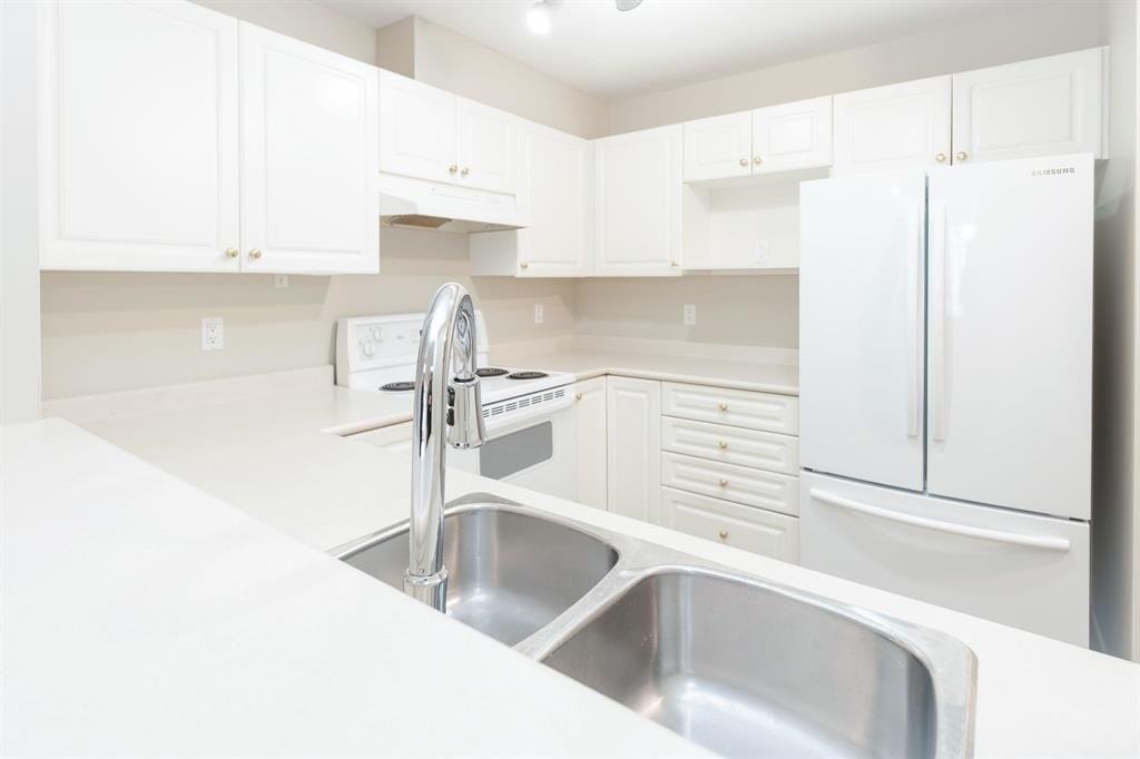 12207 224 St - Photo 3 of 11