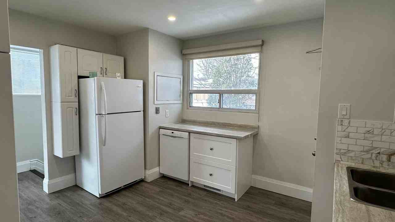 142 Maurice Crt - Photo 2 of 9