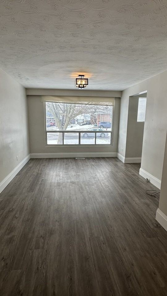142 Maurice Crt - Photo 3 of 9