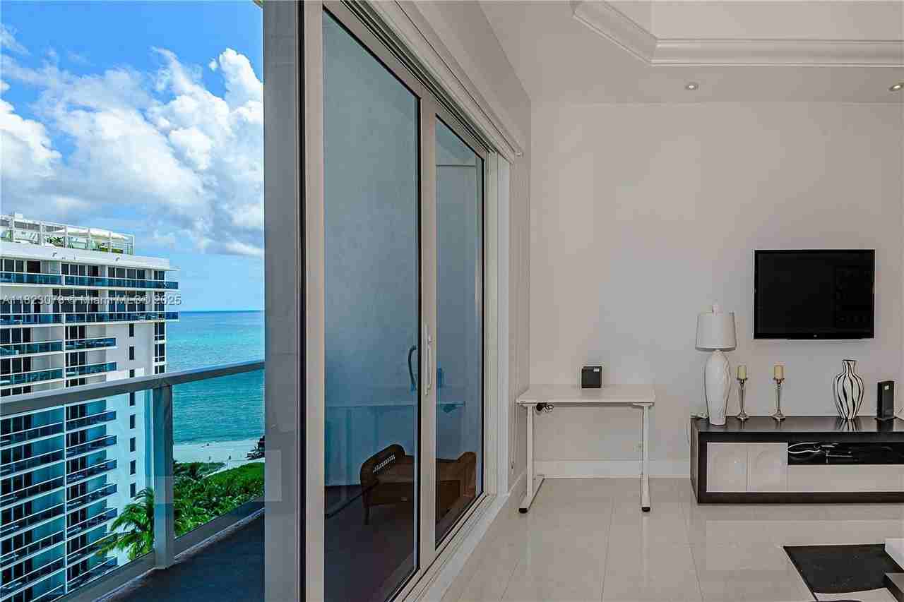 2301 Collins Ave #1619 - Photo 6 of 35