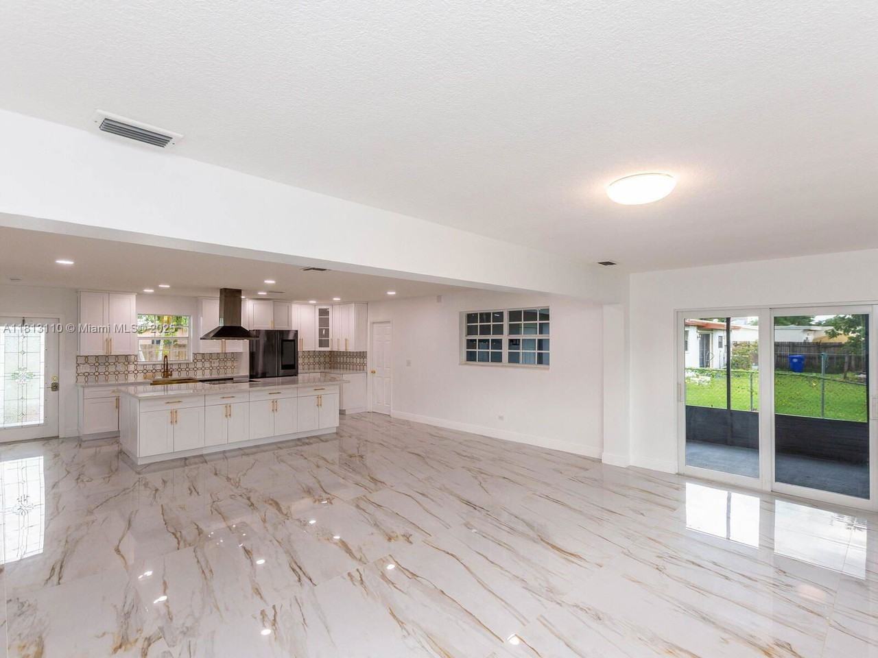611 Sw 64th Way - Photo 3 of 8