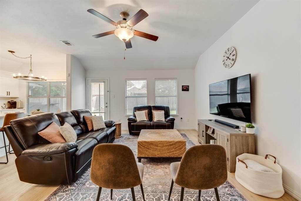 2404 Castle Creek Dr - Photo 4 of 27