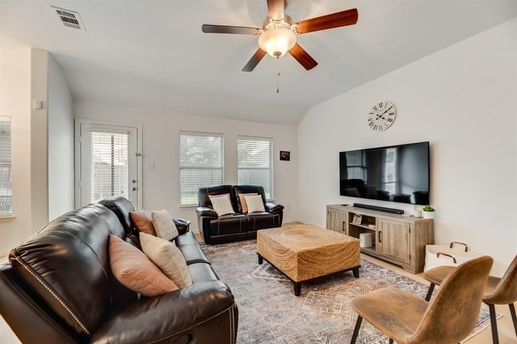 2404 Castle Creek Dr - Photo 5 of 27