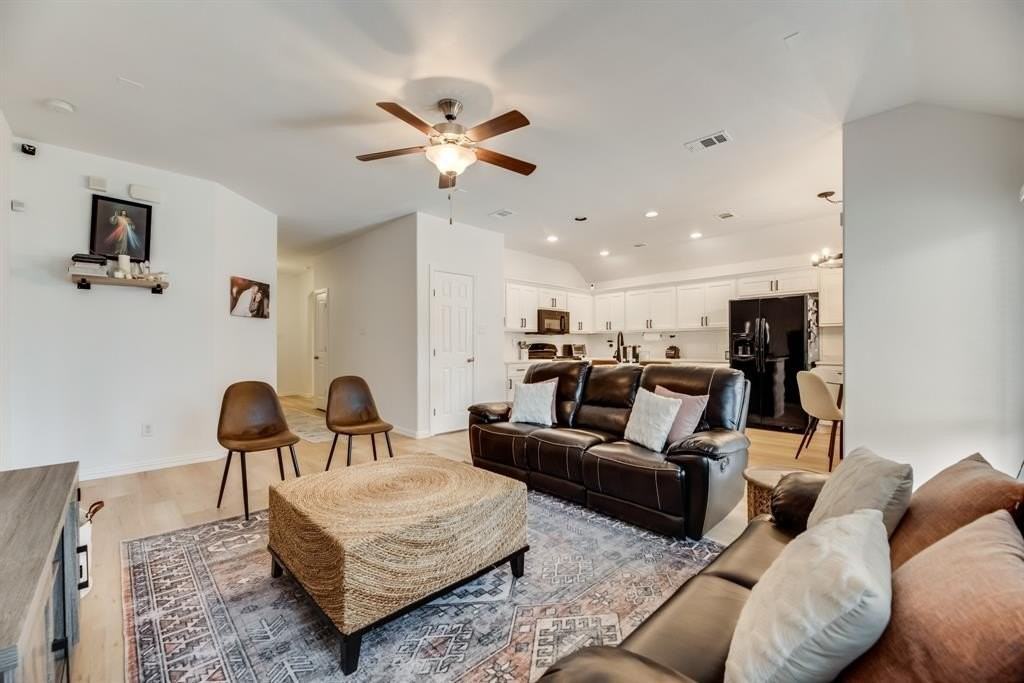 2404 Castle Creek Dr - Photo 6 of 27