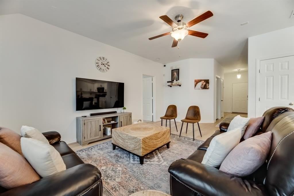 2404 Castle Creek Dr - Photo 7 of 27