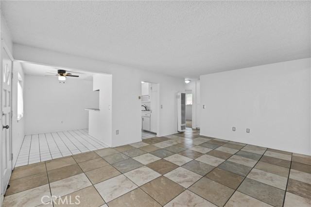 315 S Mistletoe Ave - Photo 2 of 5