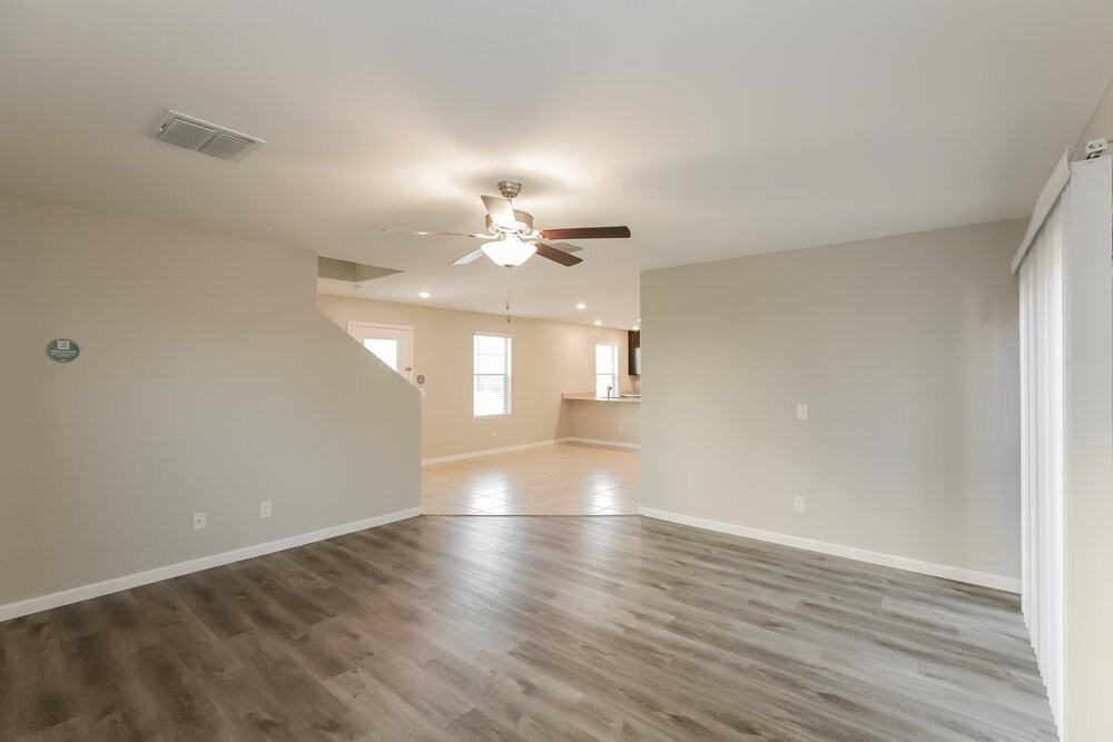 8039 W Agora Ln - Photo 4 of 17