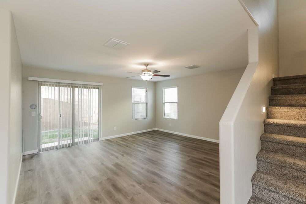 8039 W Agora Ln - Photo 5 of 17
