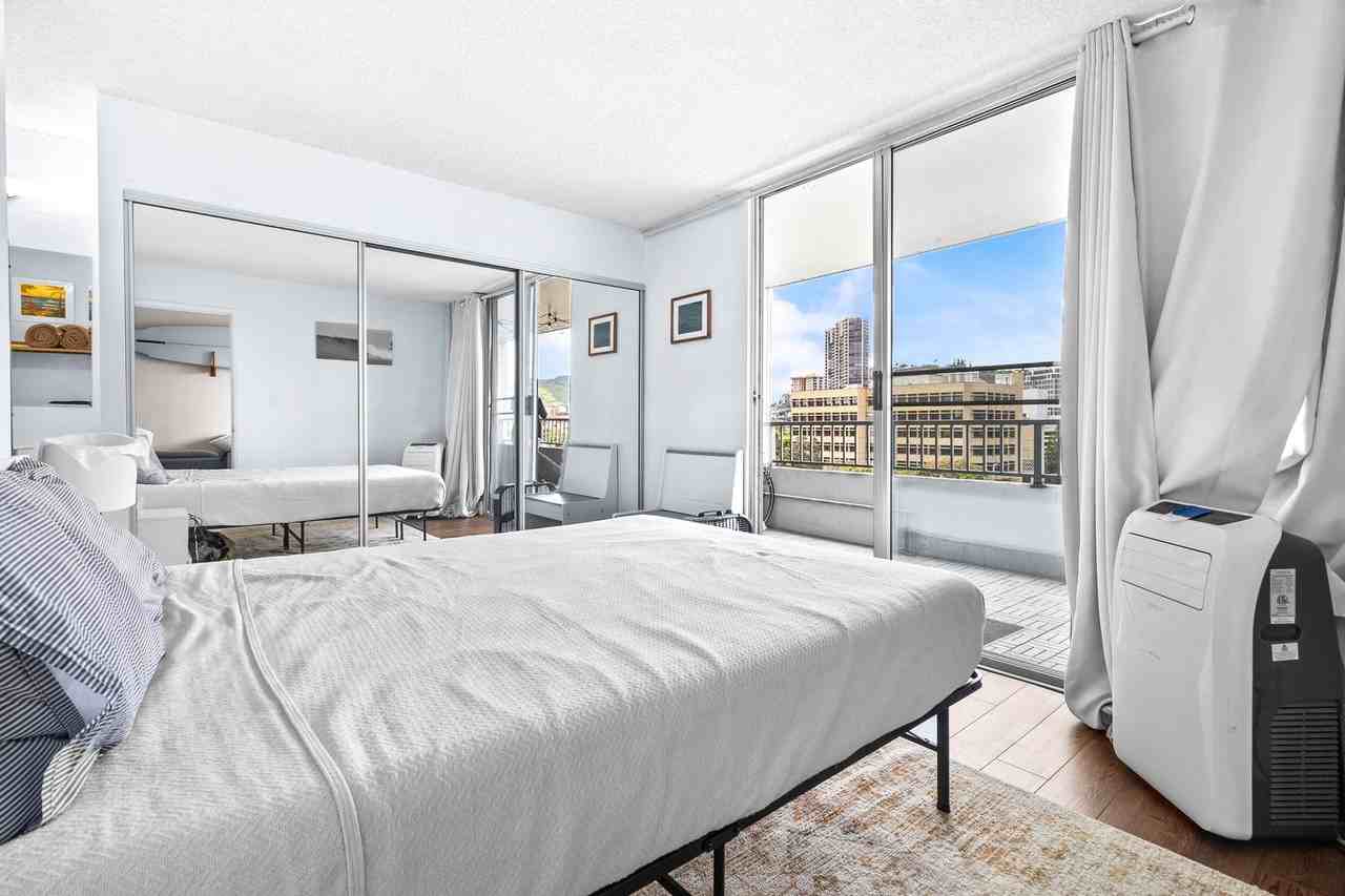 1122 Elm St - Photo 2 of 25