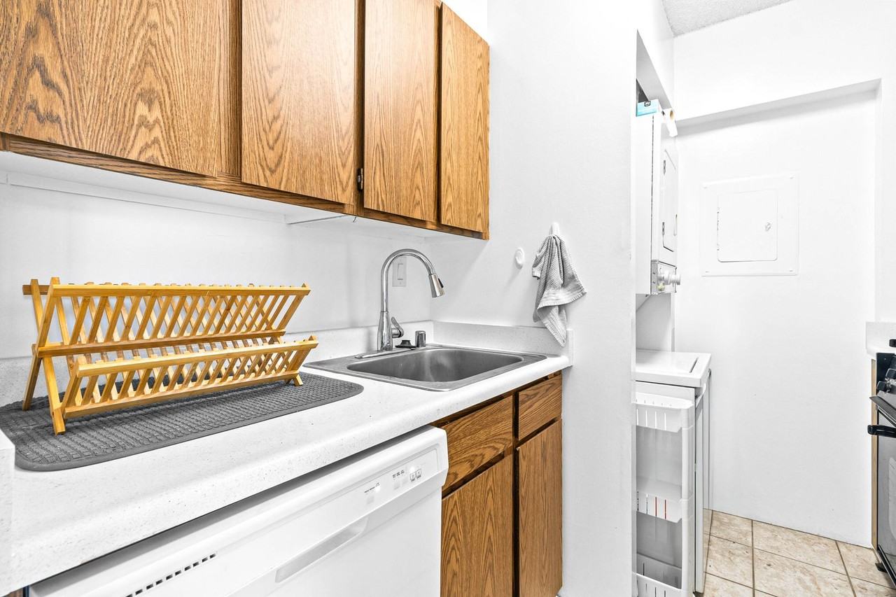 1122 Elm St - Photo 7 of 25
