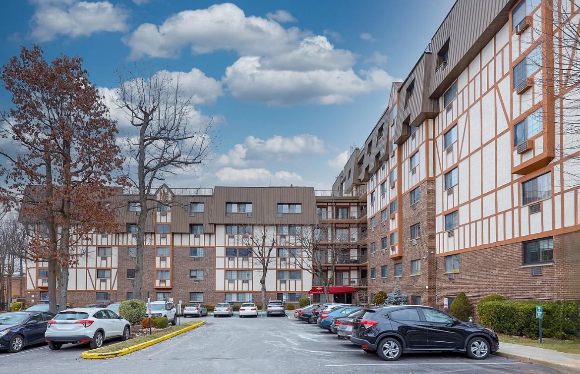 2 Elmwood Park Dr - Photo 2 of 10