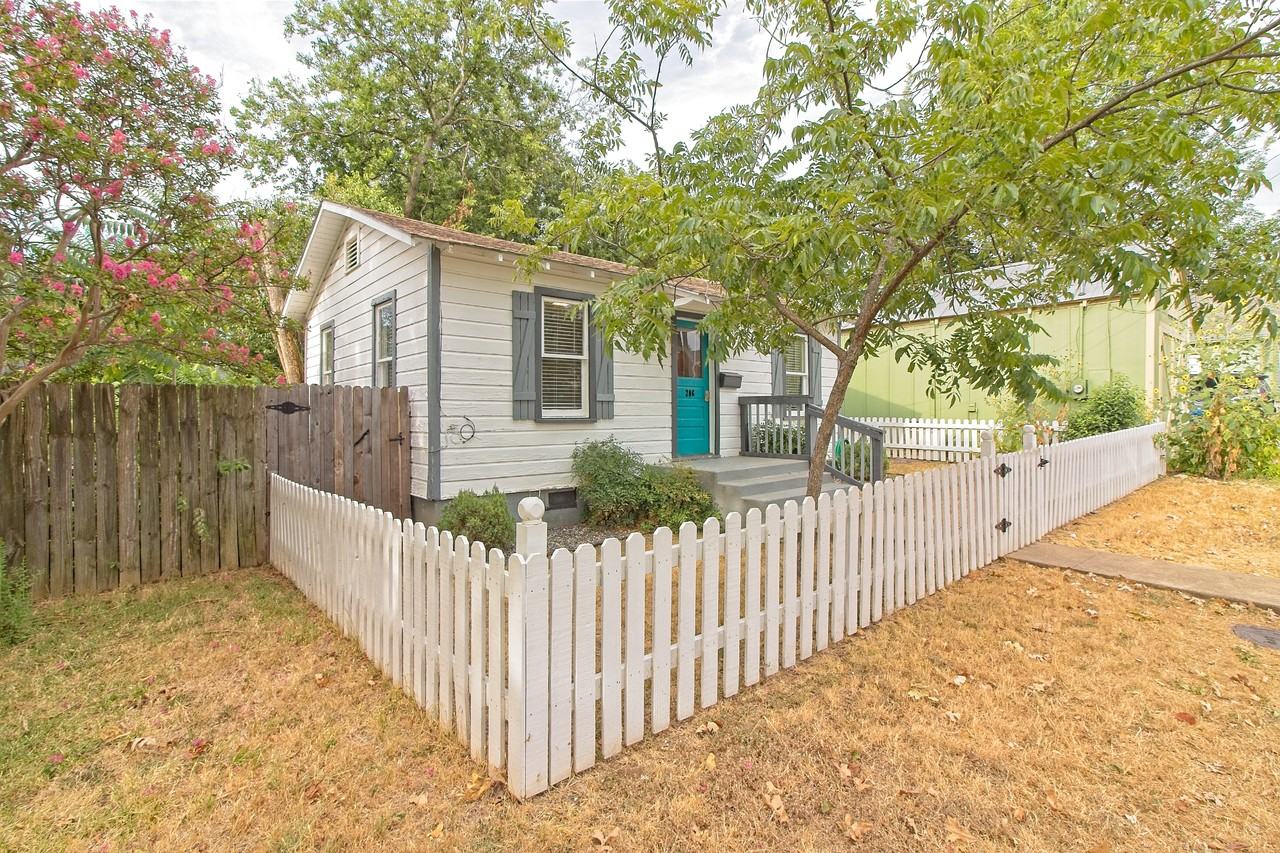 206 E 6th St - Photo 2 of 24