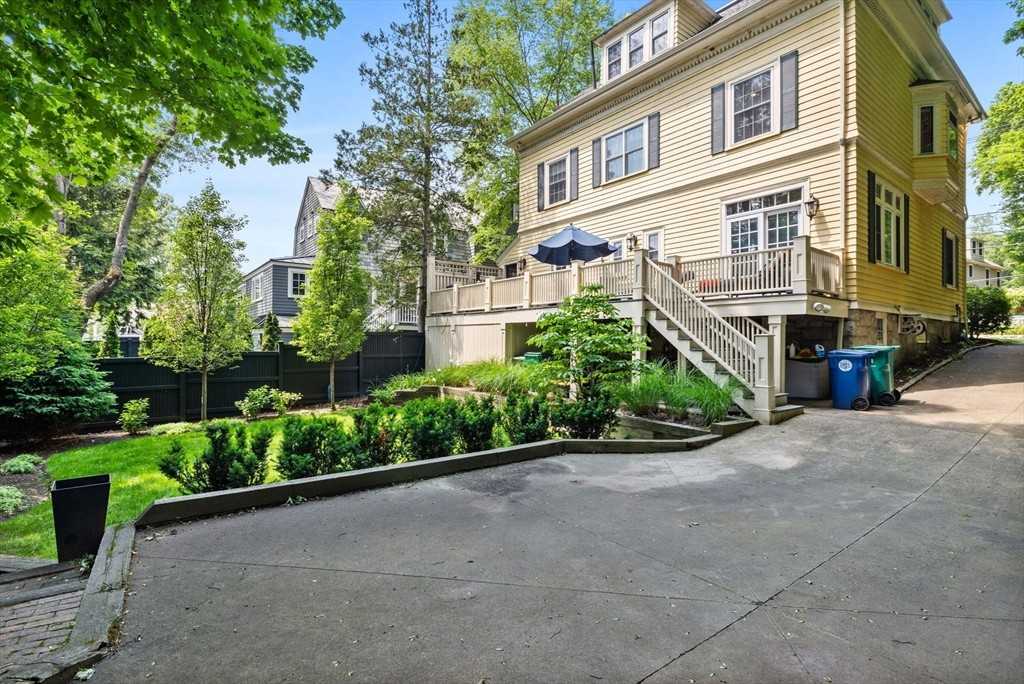 204 Homer St - Photo 4 of 43