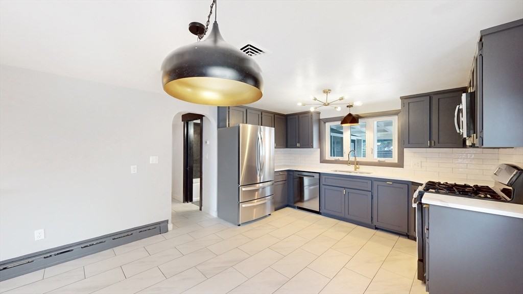 61 Montmorenci Ave - Photo 3 of 36