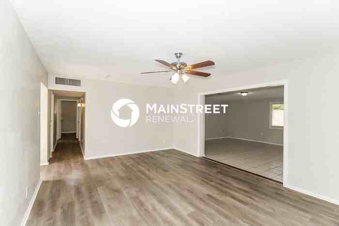 3638 W Luke Ave - Photo 3 of 16