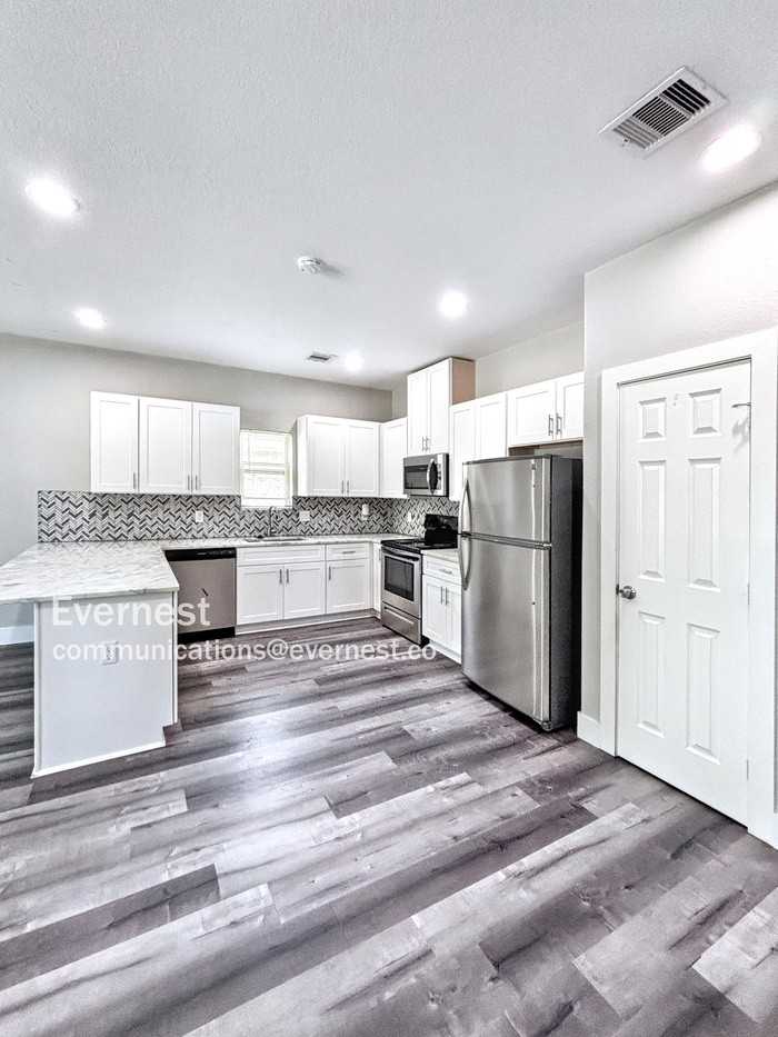 9306 Bean St #B - Photo 2 of 18