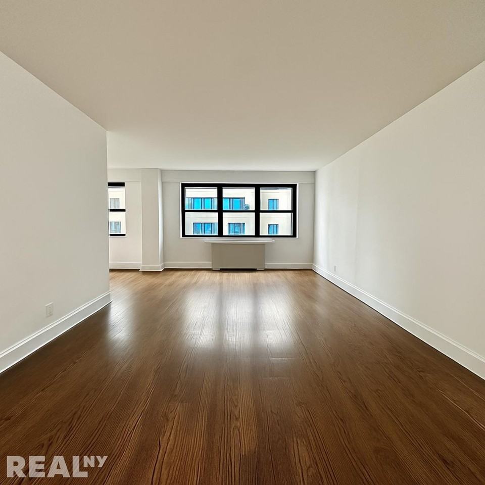 E 89th St #6N - Photo 2 of 6