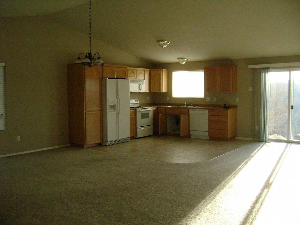 2131 NW Canyon Dr - Photo 2 of 7